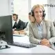 Une télésecrétaire de l’entreprise Préposé qui écoute son client au téléphone