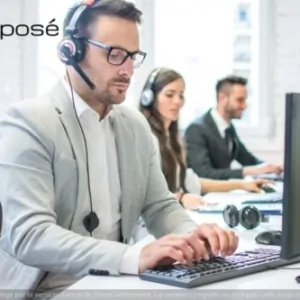 Un télésecrétaire de la société Préposé devant son ordinateur avec son téléphone prenant un message pour un avocat